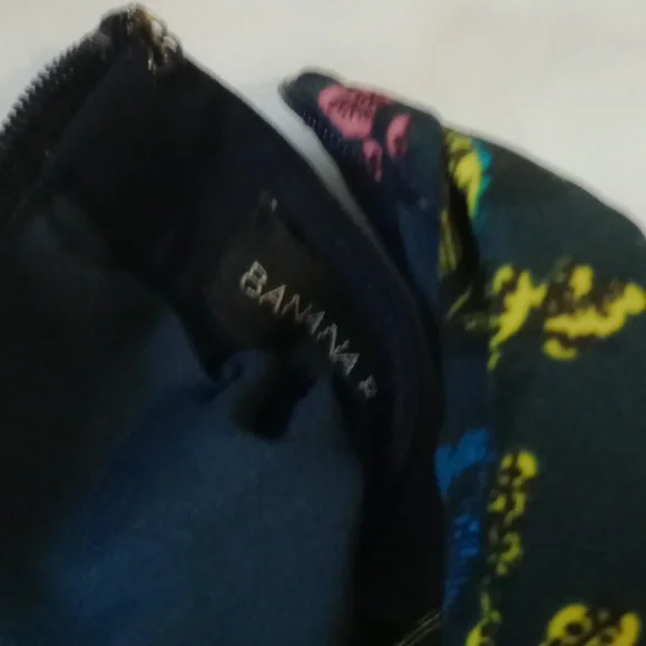 BANANA REPUBLIC , FLORAL PLEATED SKIRT - BLACK AND BLUES, SIZE 8 - Picture 9 of 10